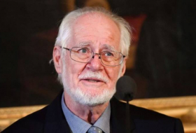 Le professeur Dubochet reçoit son prix Nobel