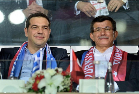 Davutoglu et Tsipras, ensemble dans les tribunes du match amical Turquie-Grèce
