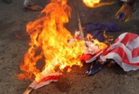 Les Grecs se sont levés pour les russes: les drapeaux turc et américain ont été brûlés